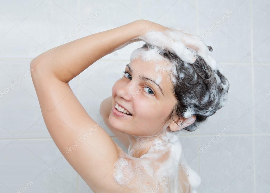 joven mujer bañándose — Fotos de Stock © AndreyPopov #30372991