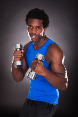 genç adam tutarak halter