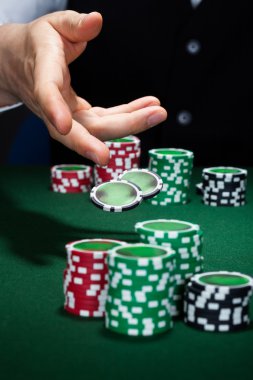 insan eli cips atma Close-Up