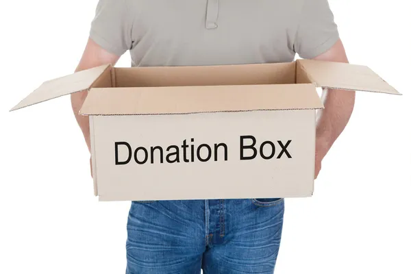 Hombre sosteniendo caja de donación — Foto de Stock