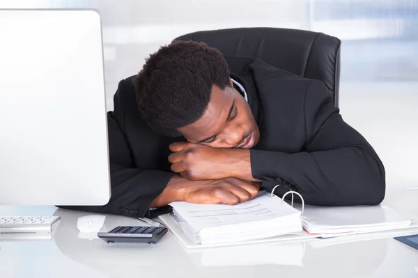 Stressad affärsman sover i office — Stockfoto