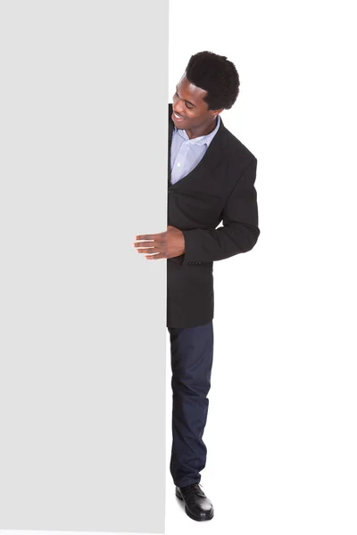 Африканский бизнесмен с плакатом — стоковое фото