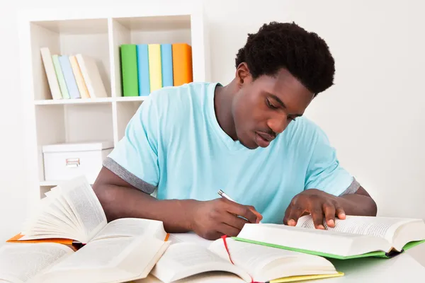 Junger Afrikaner studiert — Stockfoto