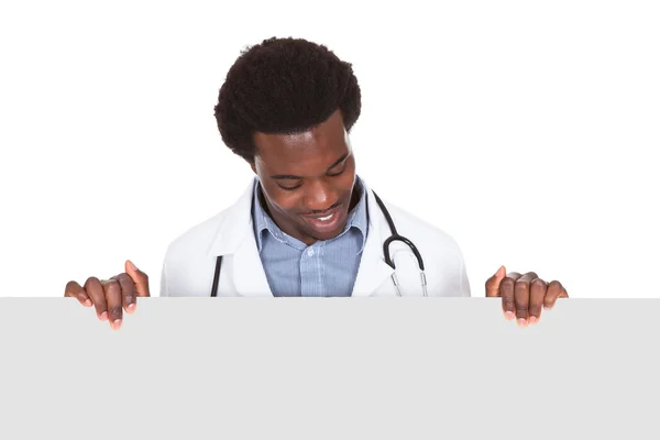 プラカードと立っている男性の医師 — ストック写真