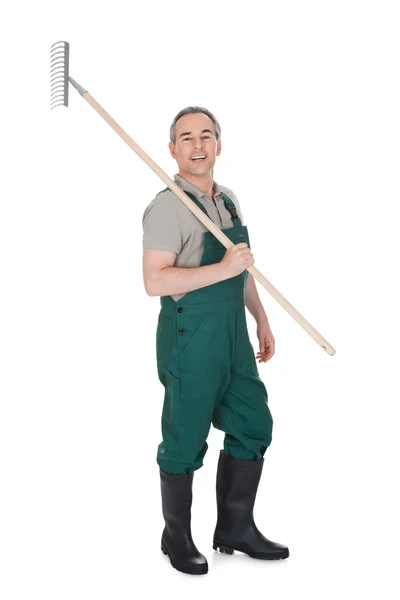 Мужчина Гарднер с садовым инструментом — стоковое фото