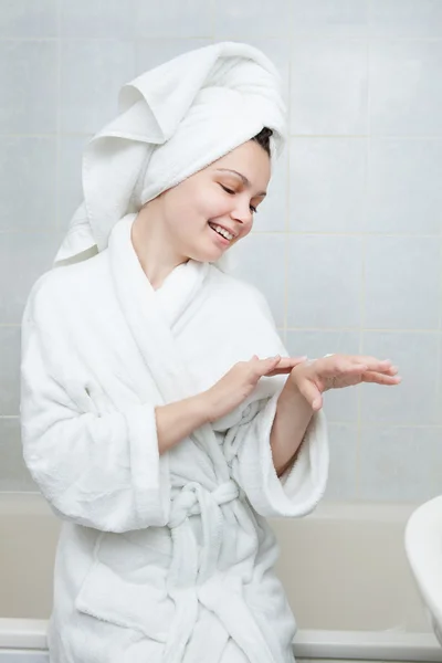 Woman applying moisturizer — Stock Photo, Image