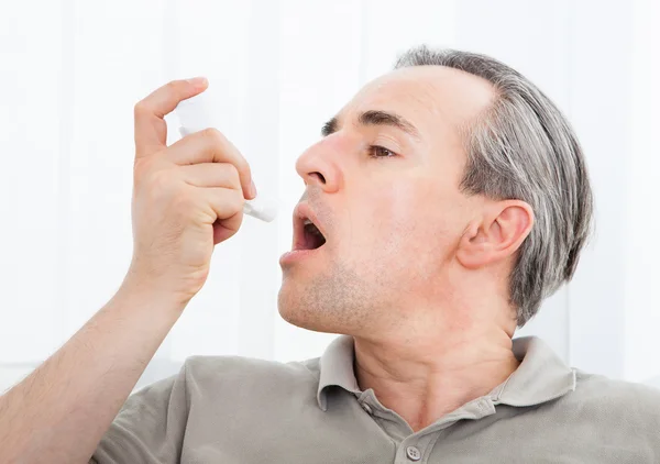 Homme avec inhalateur d'asthme — Photo