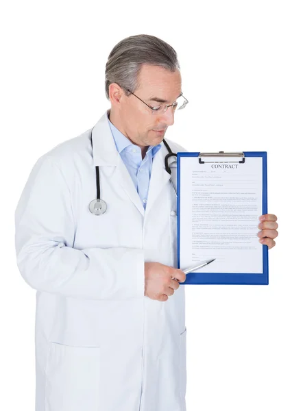 Zadowolony lekarz pisania w schowku — Zdjęcie stockowe