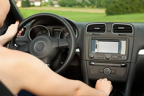 Nahaufnahme von Hand am Steuer des Autos — Stockfoto