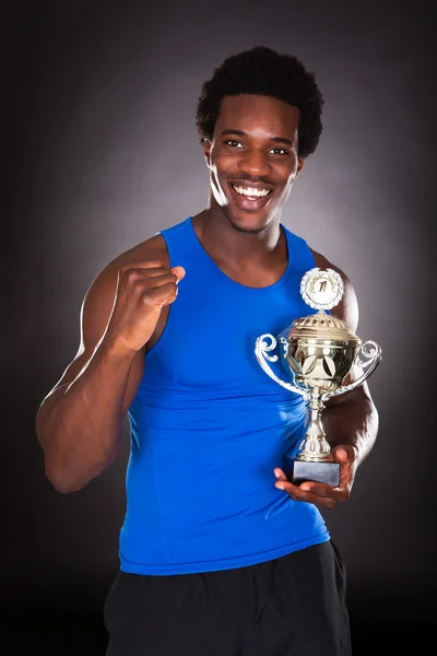 Afrikaanse man met trofee — Stockfoto