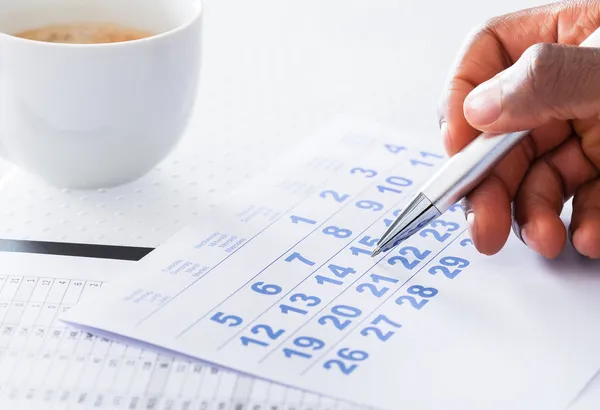 Man Hand Holding Pen On Calendar — Stock Photo, Image