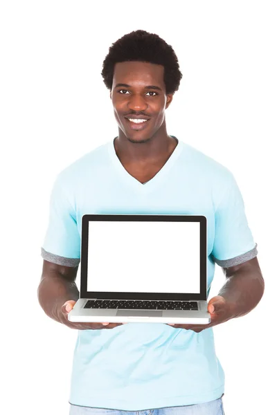 Jonge man met laptop — Stockfoto