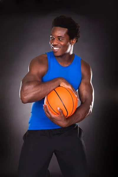 Afrikaanse man met basketbal — Stockfoto