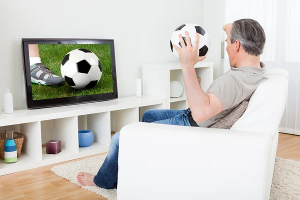 Maduro homem assistindo futebol na televisão — Fotografia de Stock