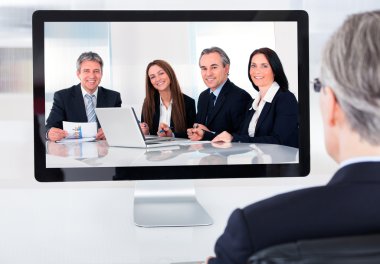 Olgun işadamı video konferansa katılmak