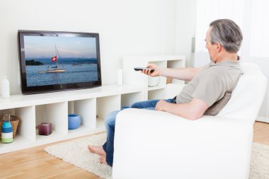 TV izlerken olgun adam