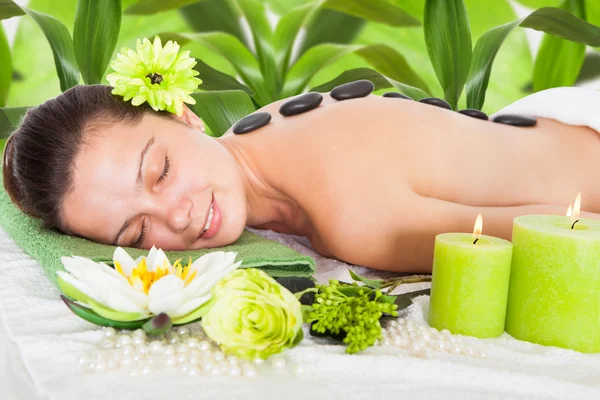 Vrouw krijgen lastone massage — Stockfoto