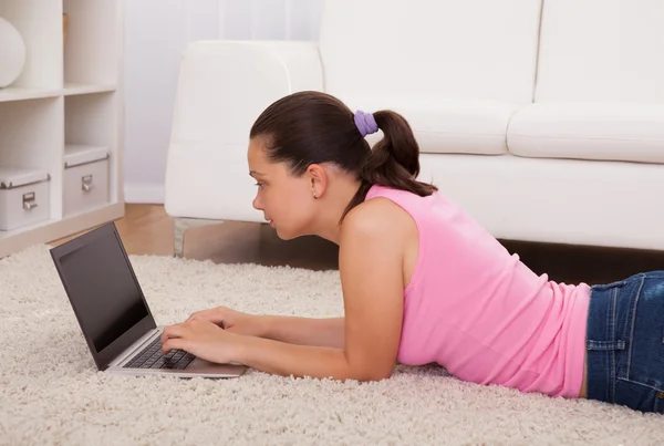 Jovem mulher usando laptop — Fotografia de Stock