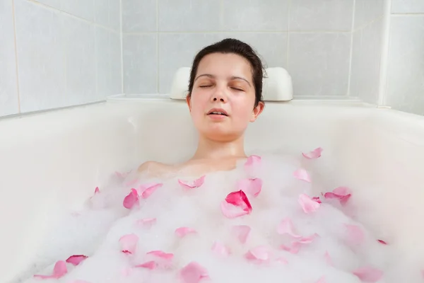 Mulher relaxante na banheira — Fotografia de Stock