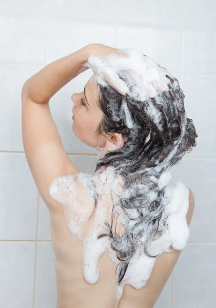 Mujer joven bañándose —  Fotos de Stock