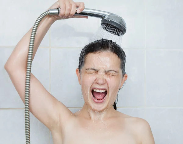 Jovem mulher tomando banho — Fotografia de Stock