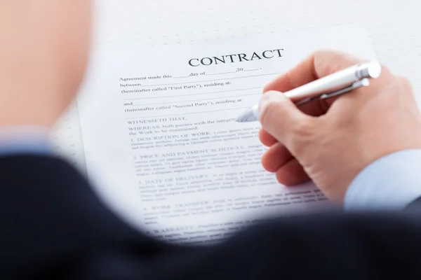 Zakenman vullen het contractformulier — Stockfoto