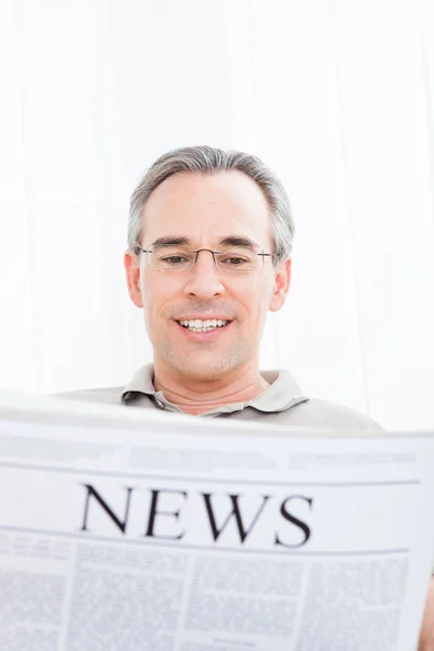 Mature Man Reading Newspaper — Stock Photo, Image