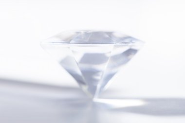 Beyaz arka plan üzerinde izole değerli elmas