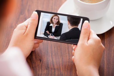 cep telefonunda kadın video konferans