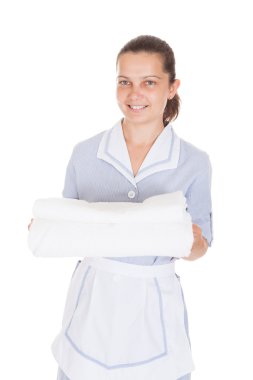 genç hizmetçi tutarak havlu