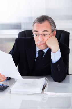 sıkılmış olgun işadamı