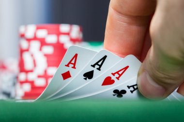 Poker oyuncu holding oyun kartları
