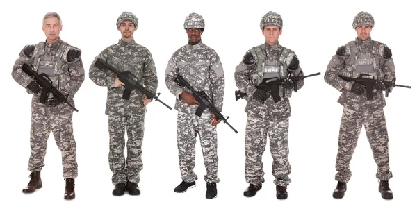 Gruppo di soldati con fucile — Foto Stock