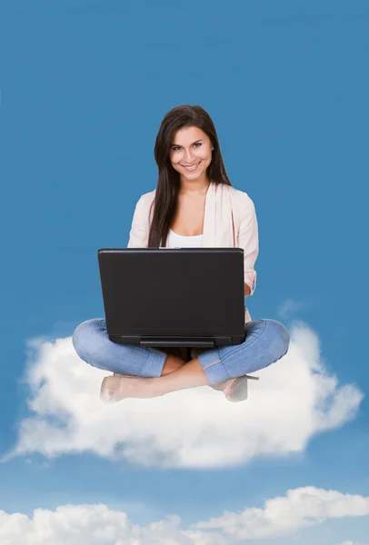 Mujer joven feliz usando el ordenador portátil — Foto de Stock