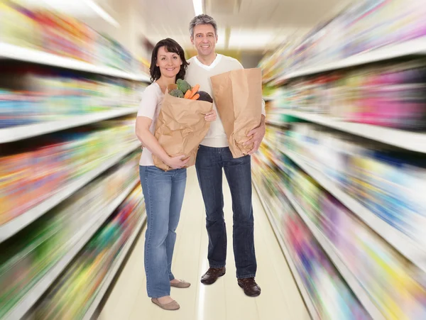 Casal sênior com saco de supermercado — Fotografia de Stock