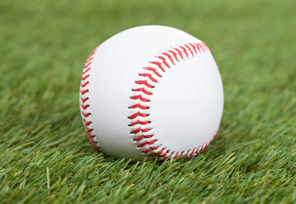 Baseball auf grünem Rasen — Stockfoto