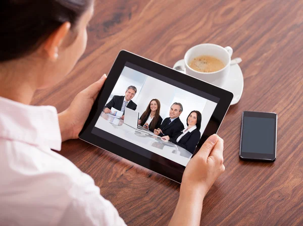 Vidéo conférence femme sur table numérique — Photo