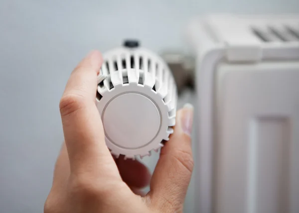 Mulher ajustando o termostato — Fotografia de Stock