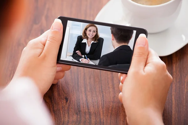 Mulher vídeo conferência no telefone móvel — Fotografia de Stock