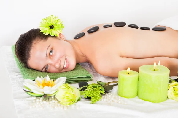 Donna ottenere Lastone massaggio — Foto Stock
