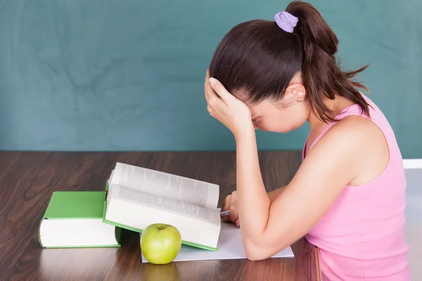 Mujer joven estudiando — Foto de Stock