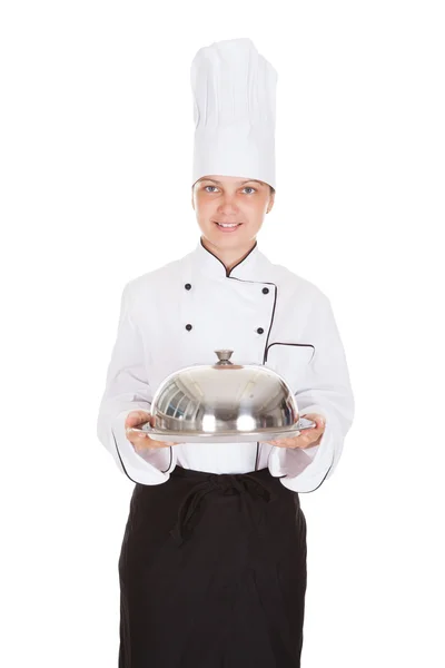 Retrato de bandeja de tenencia de chef femenina — Foto de Stock