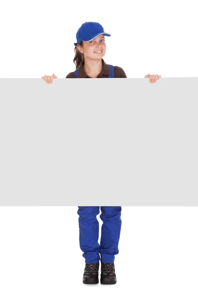 Female plumber holding blank placard — Stock Photo, Image