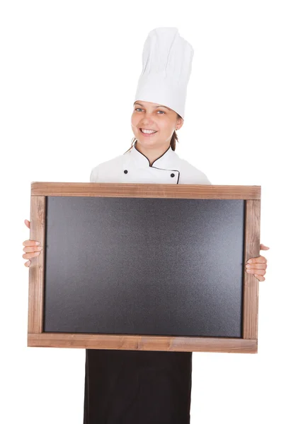 Chef feminino segurando placa de menu em branco — Fotografia de Stock