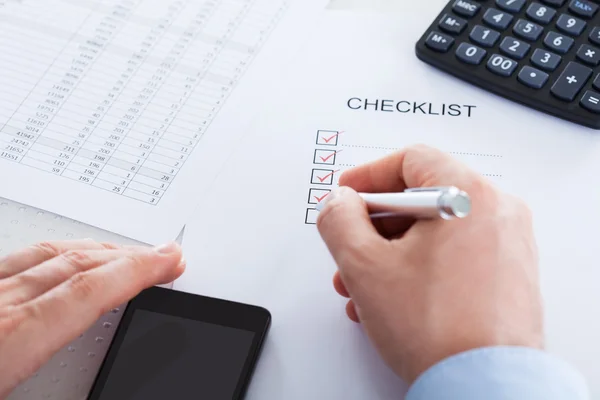 Mano con pluma sobre formulario de solicitud — Foto de Stock