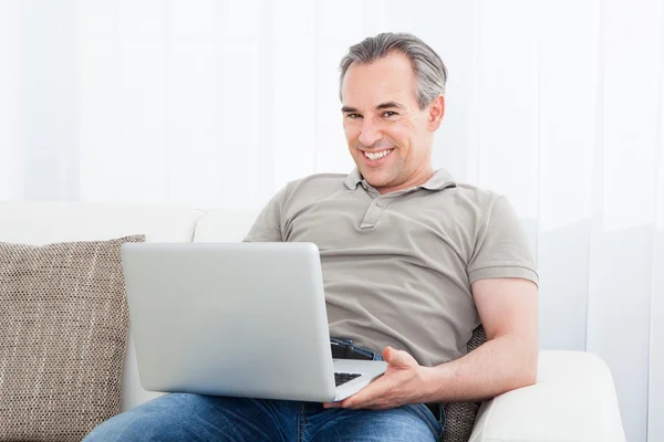 Dojrzały mężczyzna za pomocą laptopa — Zdjęcie stockowe