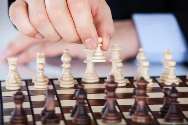 Reifer Geschäftsmann spielt Schach — Stockfoto