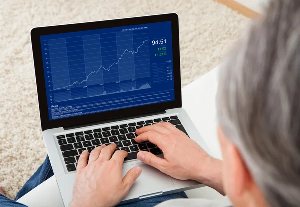 Volwassen man met laptop — Stockfoto