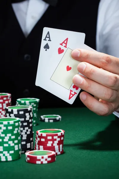 Croupier segurando cartas de baralho — Fotografia de Stock