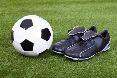 Futbol ve sahada ayakkabısı